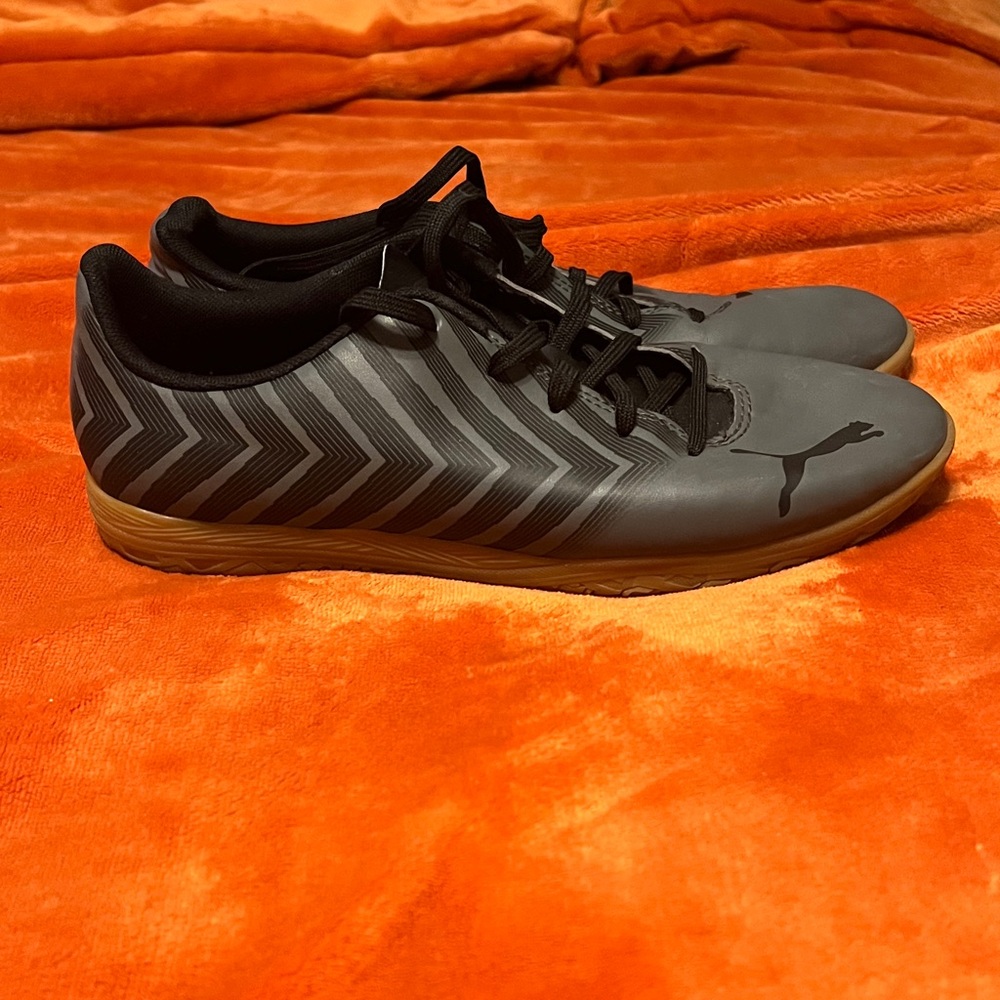 Puma Men's Gray and Black indoor soccer like new